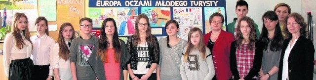 Uczniowie gimnazjów - laureaci konkursu plastycznego "Europa oczami młodego turysty".