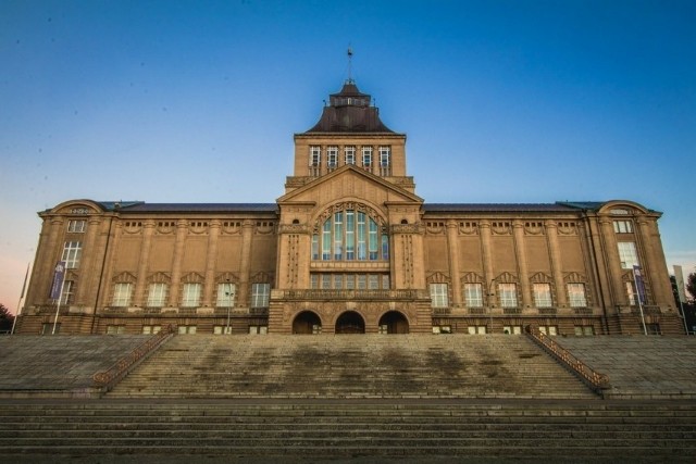 Muzeum Miejskie w Szczecinie zostało utworzone 1 sierpnia 1945 r. i przejęło pozostałości zbiorów dawnych muzeów niemieckich, w kolejnych latach stopniowo poszerzając je o nowe zabytki oraz tworząc cenne kolekcje własne