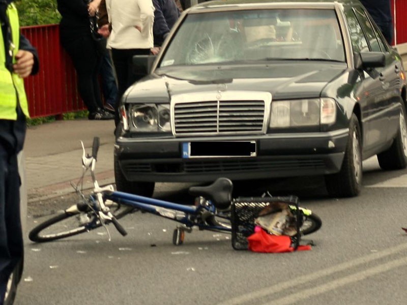 Wypadek w Białogardzie. 22-letni kierowca mercedesa potrącił pieszego na pasach [zdjęcia] 