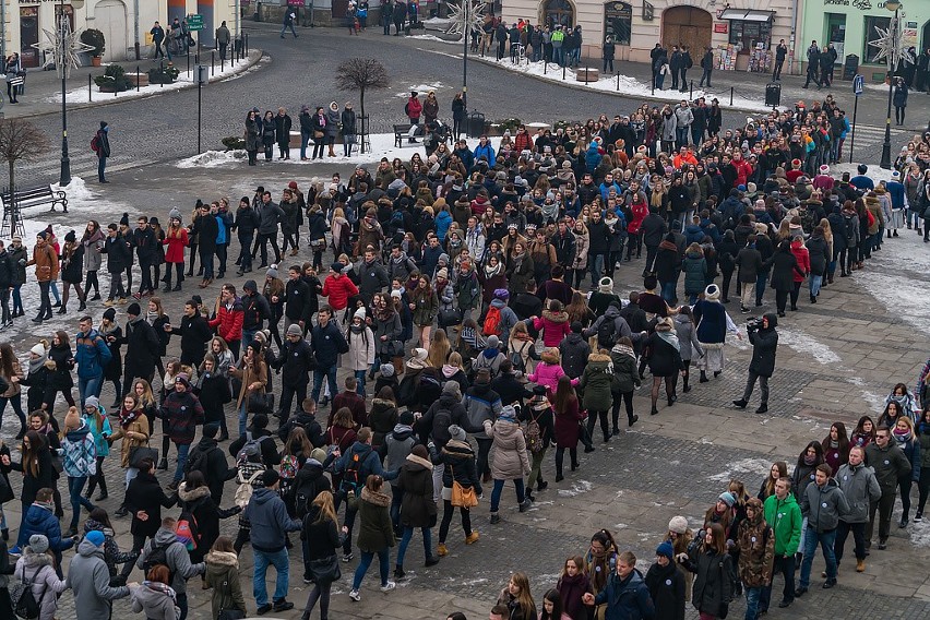 Jubileuszowy Polonez sądeckich maturzystów przed ratuszem