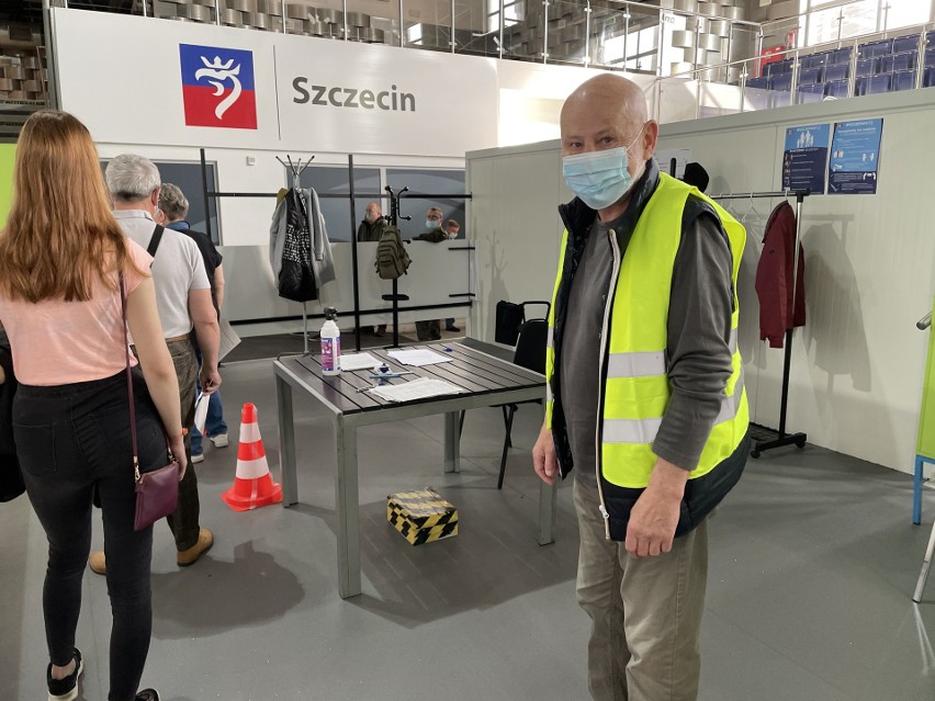 Fotograf Jerzy Undro wolontariuszem w punkcie szczepień. Cieszy się, że może pomóc innym