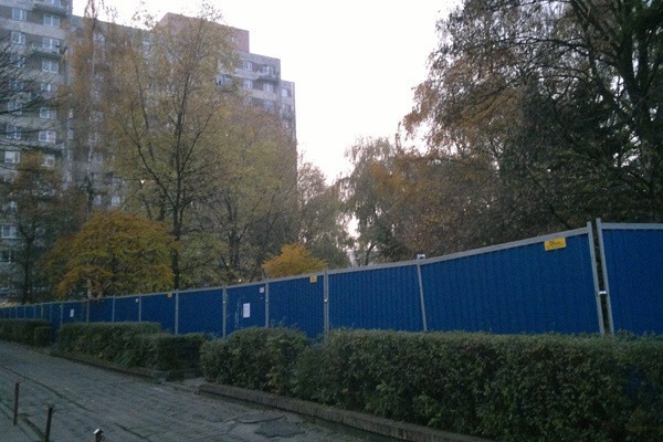 Konflikt między SM "Śródmieście" a lokatorami bloku przy ul. Piotrkowskiej 235/241 dotyczy tego oto skweru.