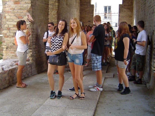 Uczniowie po zajęciach korzystają z możliwości zwiedzania zabytkowych miejsc, tu we włoskiej Rawennie.