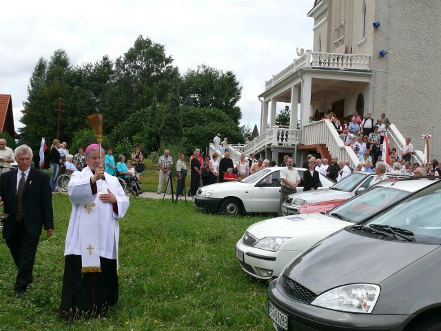 Ksiądz biskup Henryk Tomasik święcił samochody przed kościołem w Kałkowie