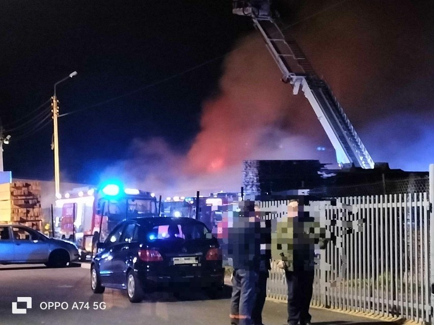 Pożar w środku nocy w Kętach. W ogniu stanęła hala produkcyjna w zakładzie meblarskim. Z ogniem walczyło prawie 40 strażaków. Zdjęcia