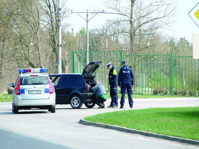 Wiosna 2010 roku, obwodnica w Makowiskach. Mundurowi zatrzymali samochód klienta prostytutki. Zdaniem policji była to akcja poprawiająca bezpieczeństwo na krajowej "dziesiątce&#8221;, zdaniem "tirówek&#8221;, próba wymuszenia zeznań