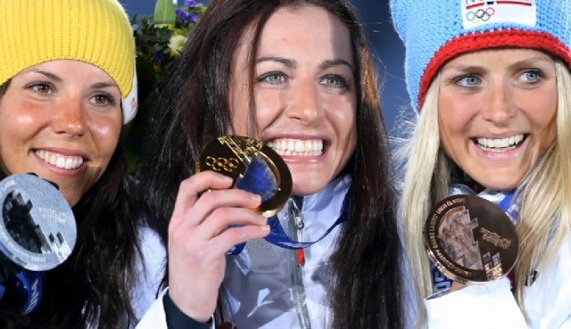 Justyna Kowalczyk (w środku) w Soczi zdobyła złoty medal na dystansie 10 km stylem klasycznym.