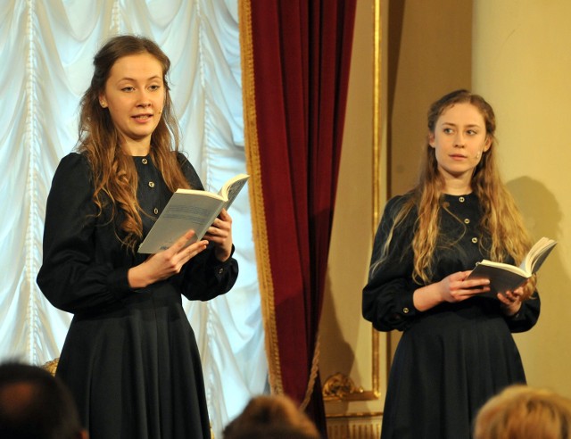 Emma Herdzik i Paulina Sobiś czytały poezję sióstr Karmel