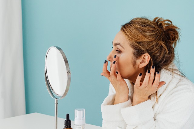 Pielęgnacja twarzy jesienią stanowi szczególne wyzwanie, dlatego warto zacząć stosować o tej porze roku odpowiednie kosmetyki.