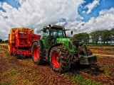 Polscy rolnicy rejestrują mniej nowych ciągników. Jakie wybierają najczęściej? Na fotel lidera wraca znana marka