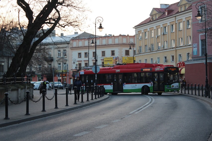 Zderzenie motocyklisty z toyotą na ul. Bernardyńskiej (ZDJĘCIA)