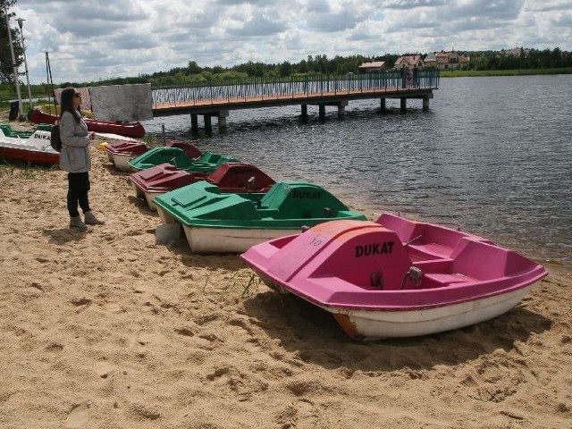 Plażowicze będą mogli skorzystać z wypożyczalni sprzętu wodnego. Na brzegu już pojawiły się rowerki i kajaki.