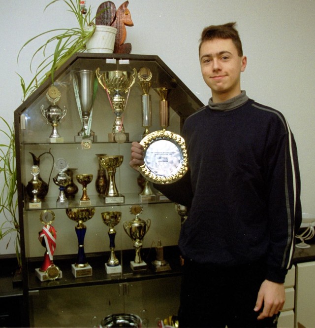 Bartosz Andrysiak wraz z trofeum za zajęcie czwartego miejsca podczas zawodów Pucharu Europy w chorwackim Hrvarze.