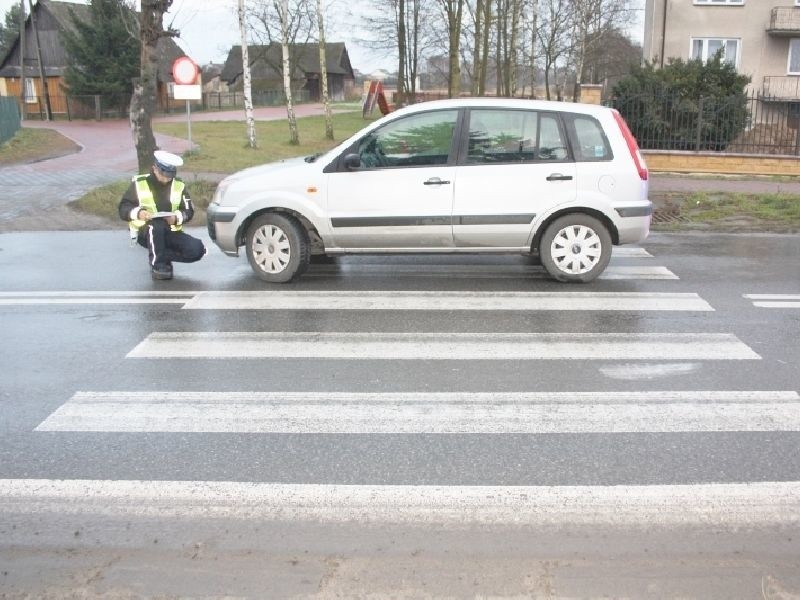 Funkcjonariusz ruchu drogowego pracuje na miejscu...