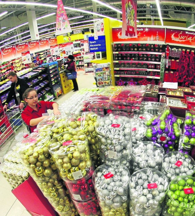 Czas pomyśleć o choince. Świąteczne ozdoby kupicie od wczoraj niemal w każdym supermarkecie