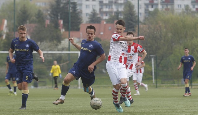 Resovia (biało-czerwone strone) pokonała na Stadionie Miejskim w derbach Stal Rzeszów 2:1. Bramki dla zwycięskiej drużyny zdobyli Szafar 20-karny i Basznianin 55. Stal zdobyła w końcówce kontaktowego gola, ale na wyrównanie zabrakło czasu