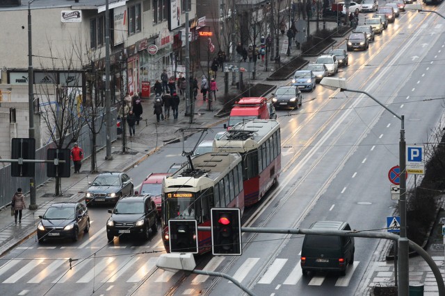 Policja radzi omijać ulicę Krzywoustego, która korkuje się z powodu remontu torowiska na al. Piastów. 