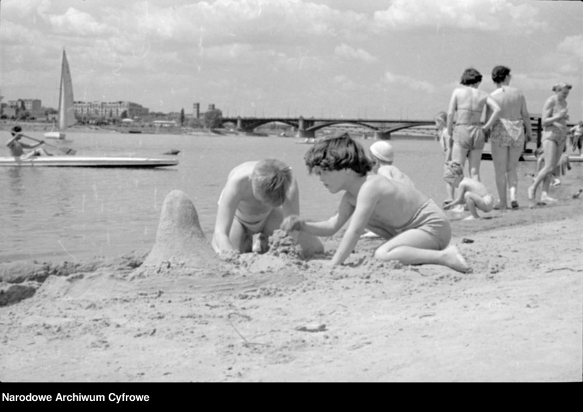 Plaża nad Wisłą w Warszawie. Na zdjęciu dziecko bawiące się...