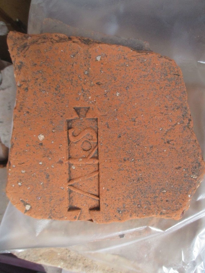 Stempel w formie tabula ansata na rzymskiej cegle