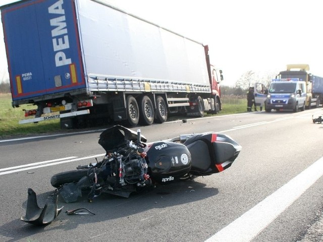 Motocyklista miał sporo szczęścia, że z wypadku wyszedł bez większego szwanku.