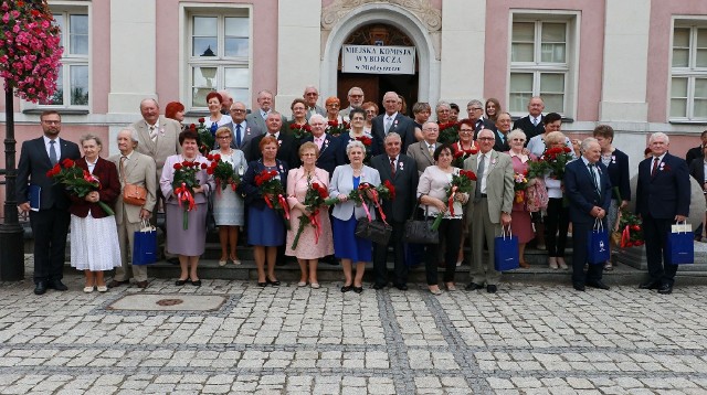 Uroczystość odbyła się w sobotę, 22 września, w sali narad międzyrzeckiego ratusza. Zamiast radnych i urzędników, pomieszczenie wypełnił tłum mieszkańców, a honorowe miejsca zajęli jubilaci, którzy obchodzili 50. i 60. rocznice małżeństw. Po złożeniu gratulacji i podziękowań burmistrz Remigiusz Lorenz wręczył im okolicznościowe medale, przyznane przez prezydenta Andrzeja Dudę.