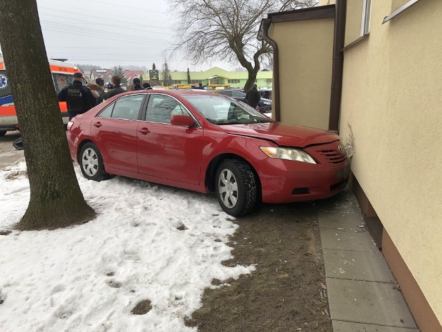Wypadek przy ul. Hallera w Białymstoku. Kobieta za kierownicą toyoty uderzyła w seata, potrąciła pieszą i uderzyła w blok