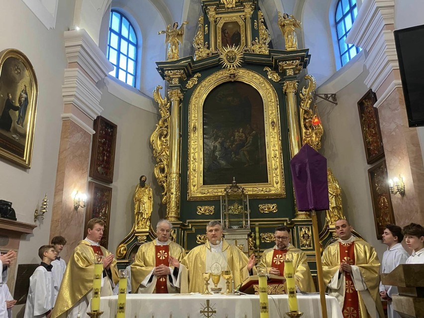 Liturgia Wielkiego Czwartku w parafii Wniebowzięcia Najświętszej Maryi Panny we Włoszczowie. Zobaczcie zdjęcia
