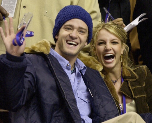 Justin Timberlake wraz z Britney Spears machają tłumowi fanów podczas meczu NBA w Filadelfii (10.02.2002, USA).