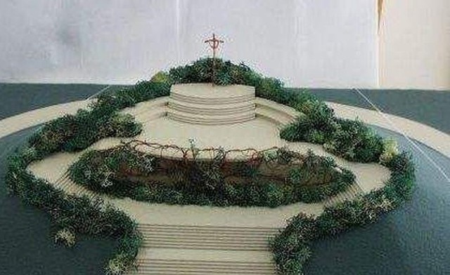 Tak wyglądał projekt odbudowy ołtarza papieskiego na lotnisku Krywlany, przygotowany przez Andrzeja Chwaliboga. Teraz prezydent chce na lotnisku stworzyć kopiec