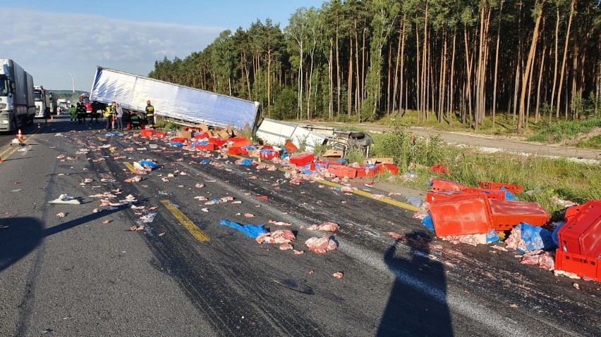 W wyniku uderzenia na jezdnię wypadło mięso, które...