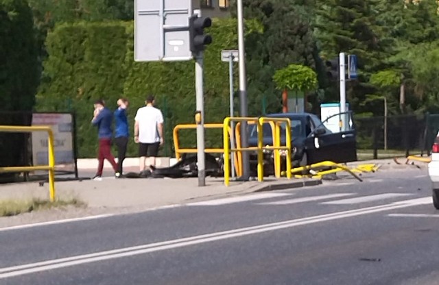 19.06.2021 Wypadek na DK52 w Inwałdzie. Samochód uderzył w barierkę, oddzielającą ulicę od chodnika