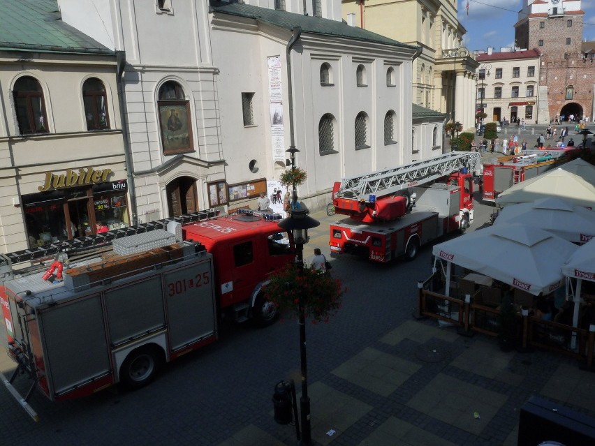 Krakowskie Przedmieście: Alarm pożarowy w jednym z banków (FOTO, WIDEO)