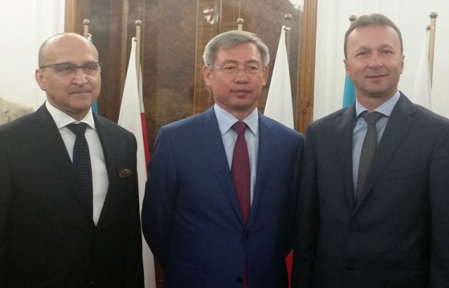 Przedstawiciele Zarządu Izby Euroazjatyckiej KZ-EURO-PL, jaka powstała w Warszawie. Od lewej: Kazimierz Marcinkiewicz, były premier Polski, Yerik Utembayev, ambasador Kazachstanu i Piotr Papis, wójt gminy Klwów.