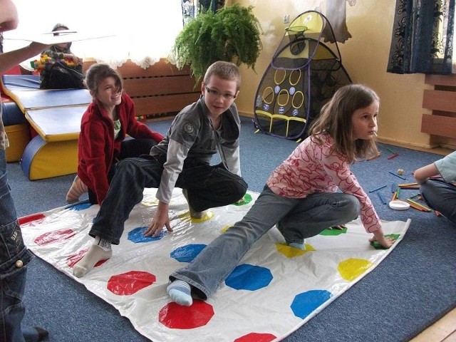 Uczniowie staszowskiej &#8222;dwójki&#8221; spędzają czas bardzo aktywnie. Na zdjęciu gra w &#8222;wygibajtusa&#8221;.