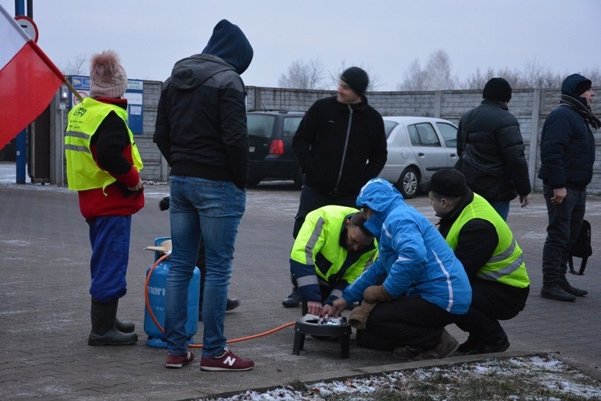 Protest rolników pod Wieruszowem. Zablokowano wjazd do zakładu Wędlinka [ZDJĘCIA]