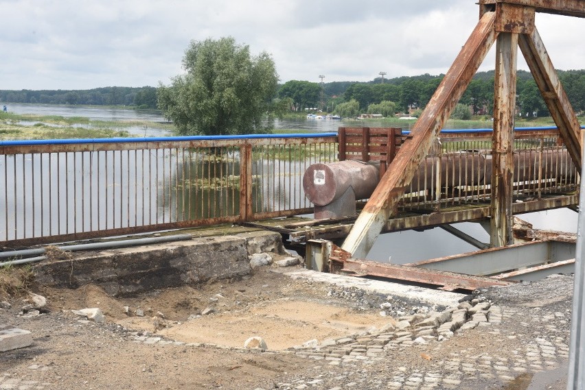 Obecnie trwa modernizacja starego mostu na Odrze w...