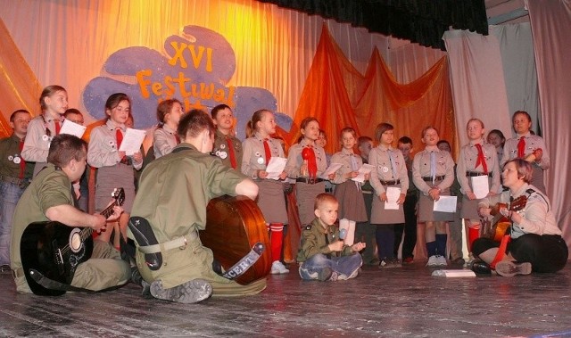 Pierwszy dzień Festiwalu przyniósł wiele kulturalnych doznań. Na zdjęciu kilkudziesięcioosobowy zespół muzyczny ze Szkoły Podstawowej numer 1 imienia Tadeusza Kościuszki w Staszowie.