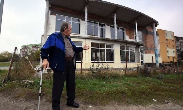 To zdjęcie z 2014 roku - Czesław Weyna przed obiektem budowanym na terenie wywłaszczonego gospodarstwa