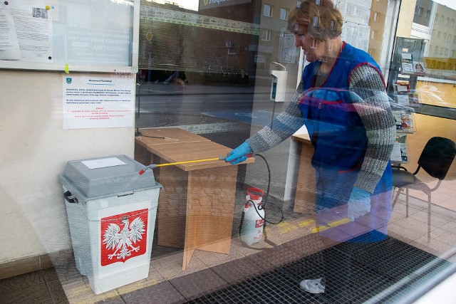 W budynku tarnobrzeskiego magistratu przy ulicy Mickiewicza 7 znów wystawiono urnę na pisma petentów. Jest regularnie dezynfekowana.