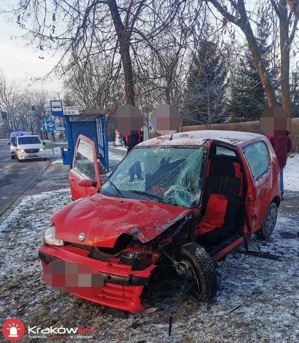 Groźny wypadek na ul. Kocmyrzowskiej. Poszkodowany kierowca i dwa zdewastowane auta