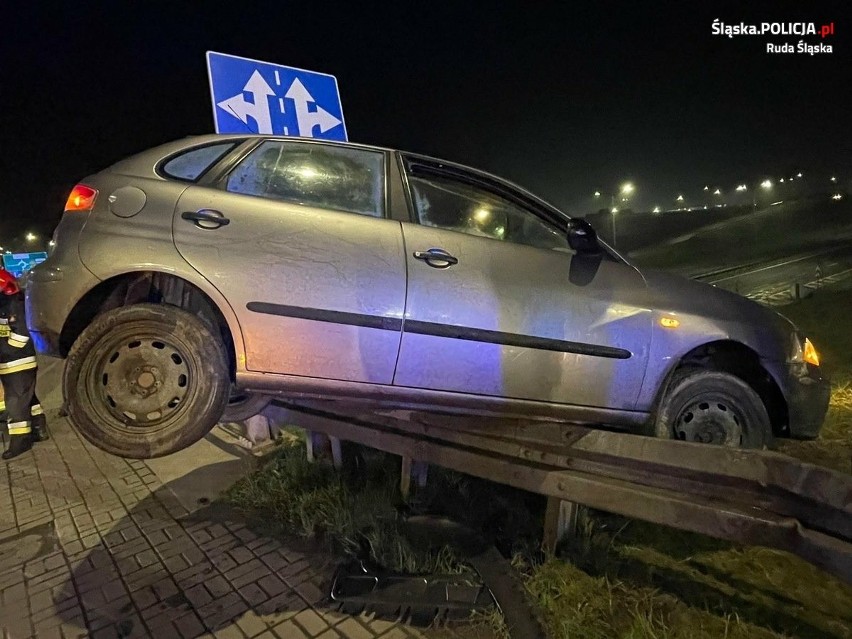W Rudzie Śląskiej pijany kierowca seata jadąc z dużą prędkością zatrzymał się dopiero na barierkach energochłonnych