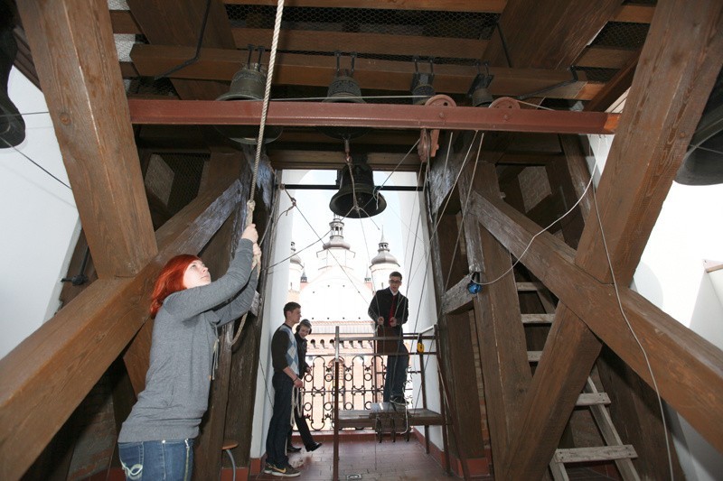Dzwon w cerkwi jest bardzo ważnym instrumentem. Pełni on...