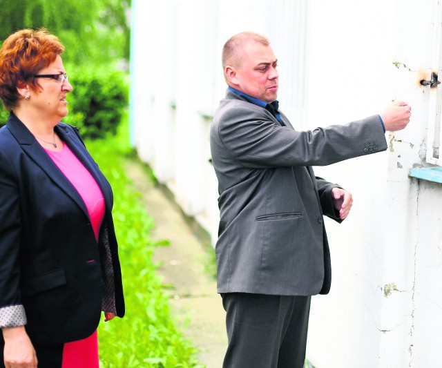 Miejsca, gdzie przecięto kraty oglądają szefowie spółdzielni; prezes Elżbieta Wielgosik i wiceprezes Hubert Kaczmarski. Włamywacze dostali się też do szaf z dokumentami. 