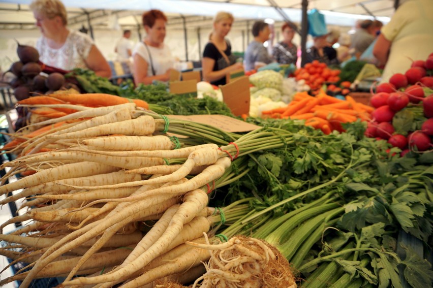 Ceny warzyw i owoców szybują. Pietruszka kosztuje tyle co szparagi. Co jeszcze podrożało na lubelskim targowisku? 