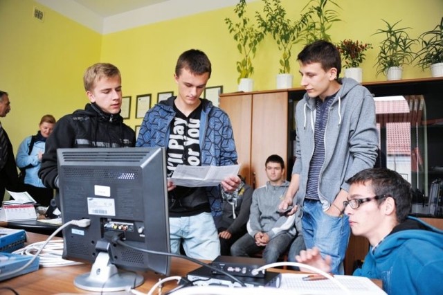 Sebastian Milewski (drugi z lewej) i Tomasz Kołtun (drugi z prawej) będą pracować w cyfrowym patrolu w Białymstoku
