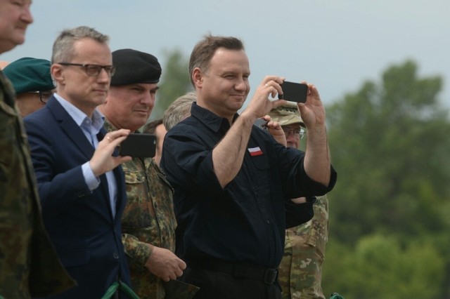 Wielonarodowy batalion inżynieryjny prezentował dziś swoje zdolności w Chełmnie. Manewry oglądał prezydent Andrzej Duda.***&lt;center&gt;Prezydent na ćwiczeniach Anakonda-16. Obserwował budowę 300-metrowego mostu. źr&oacute;dło: TVN24&lt;iframe src=&quot;http://get.x-link.pl/594e9ce0-9c27-0209-021b-f8110b36245a,6fff579c-9224-21d5-f3dc-62c70528ffc1,embed.html&quot; width=&quot;640&quot; height=&quot;360&quot; frameborder=&quot;0&quot; webkitallowfullscreen=&quot;&quot; mozallowfullscreen=&quot;&quot; allowfullscreen=&quot;&quot;&gt;&lt;/iframe&gt;&lt;/center&gt;