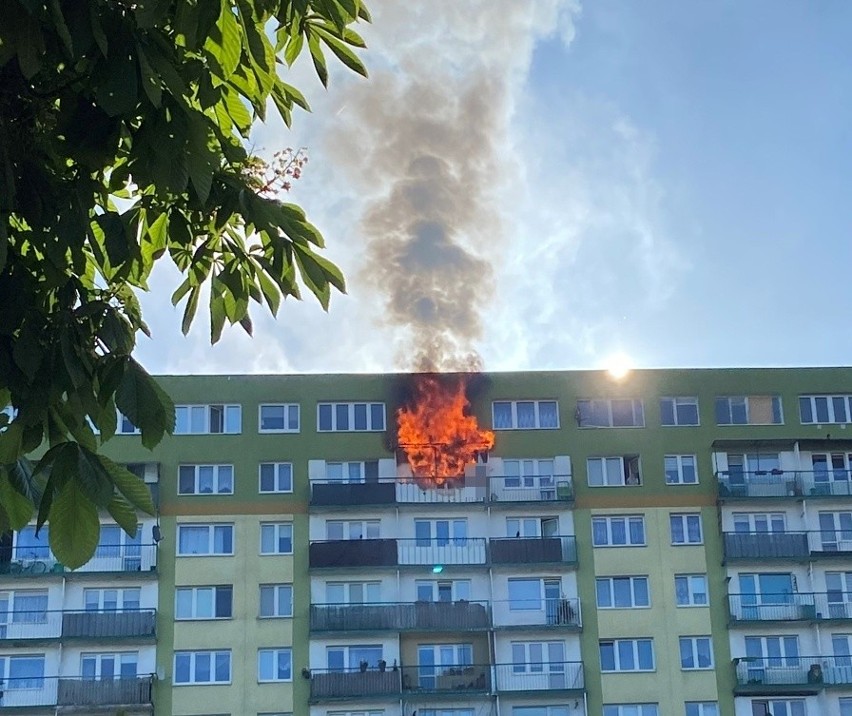 Śmiertelny pożar na Górnej. Zwłoki lokatora odkryto na balkonie. Pożar mieszkania na 10 piętrze przy Odyńca w Łodzi
