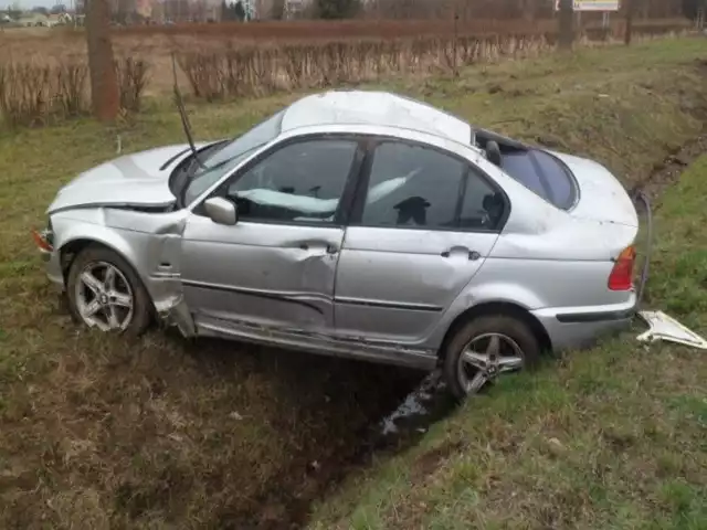 Pod Osiecznicą kierowca nie opanował samochodu i wjechał do rowu.