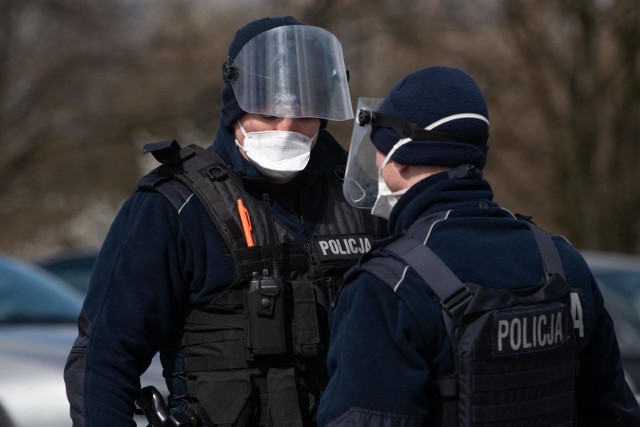 Policjanci od kilku dni patrolują ulice wielkopolskich miast sprawdzając czy Wielkopolanie stosują się do nowych obostrzeń z powodu koronawirusa