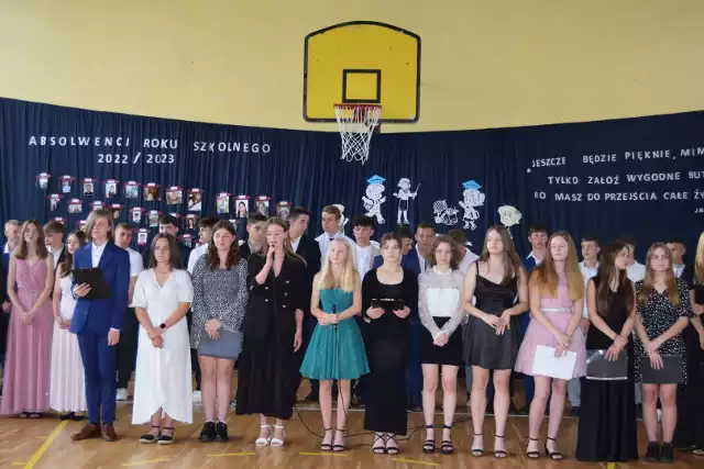W Publicznej Szkole Podstawowej w Starych Polaszkach pożegnano absolwentów klas ósmych. Uczniowie otrzymali świadectwa i nagrody za osiągnięte wyniki w nauce, sporcie kulturze.